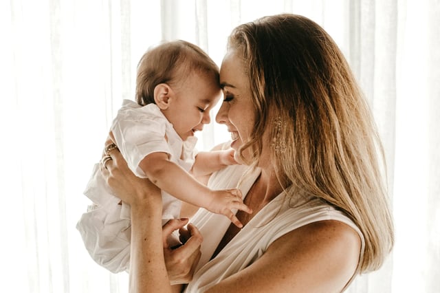 Sering Gendong Bayi Bikin Manja? Ini Faktanya Menurut Psikolog